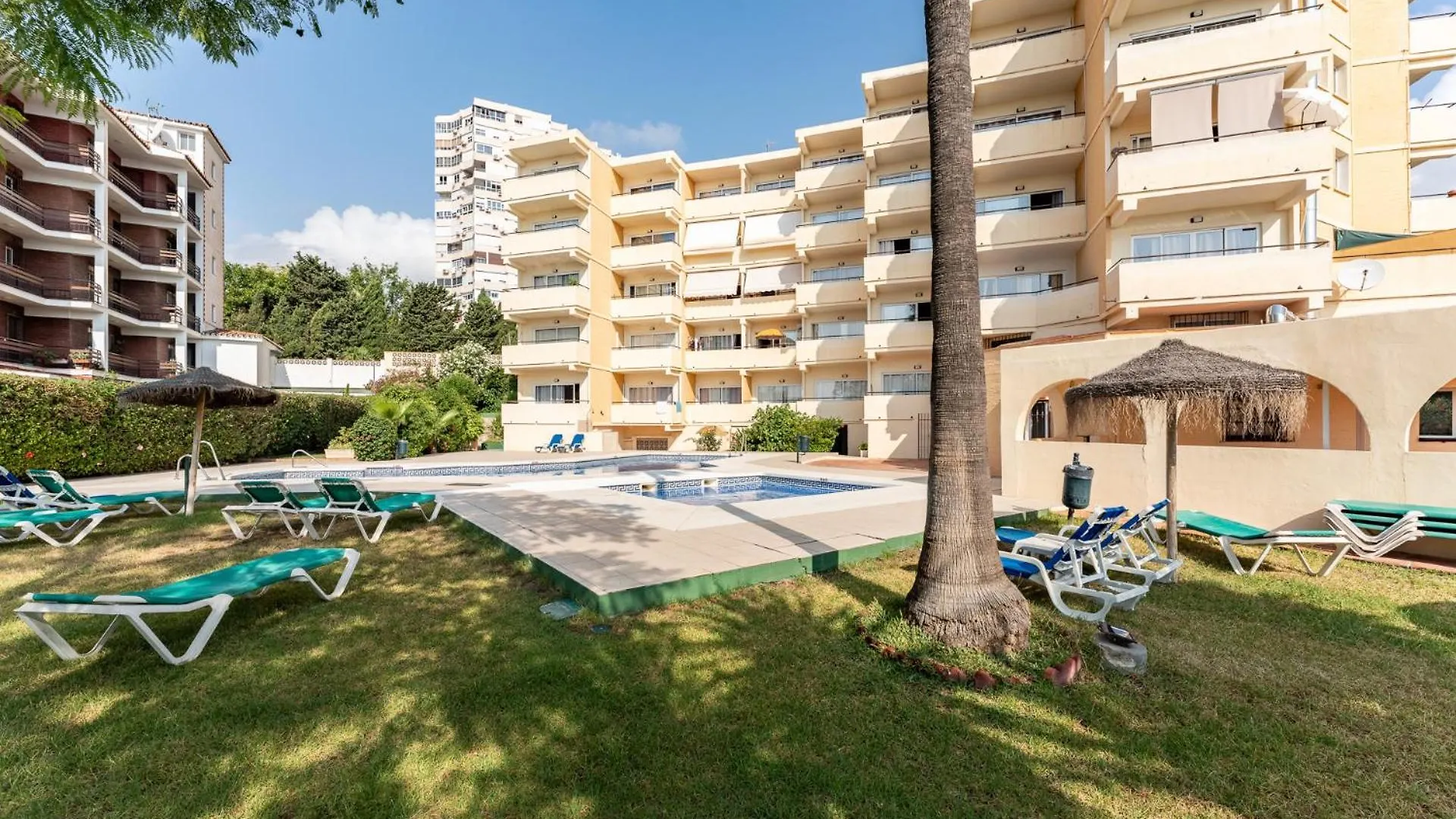 Sunrise Haven, Spacious, Bright, Pool, Terraces Torremolinos Apartment