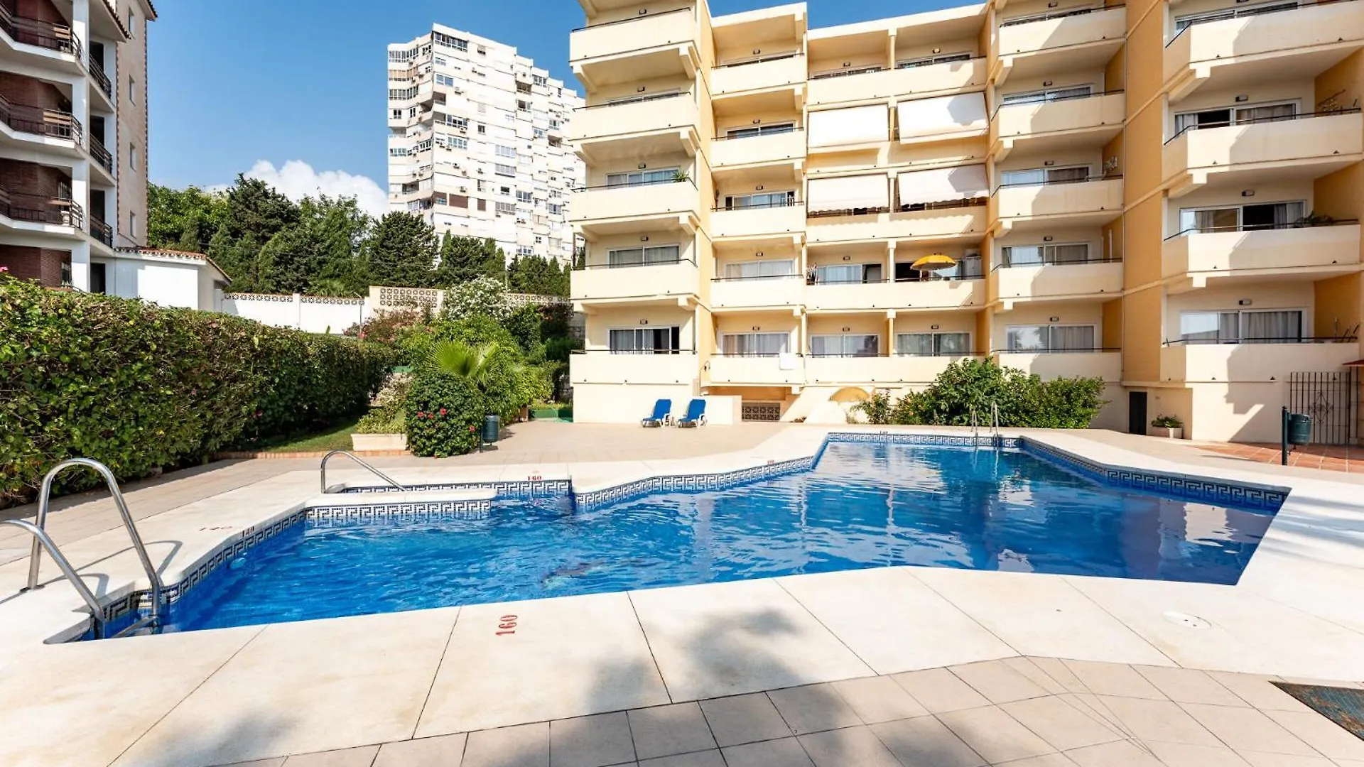 Sunrise Haven, Spacious, Bright, Pool, Terraces Torremolinos Apartment