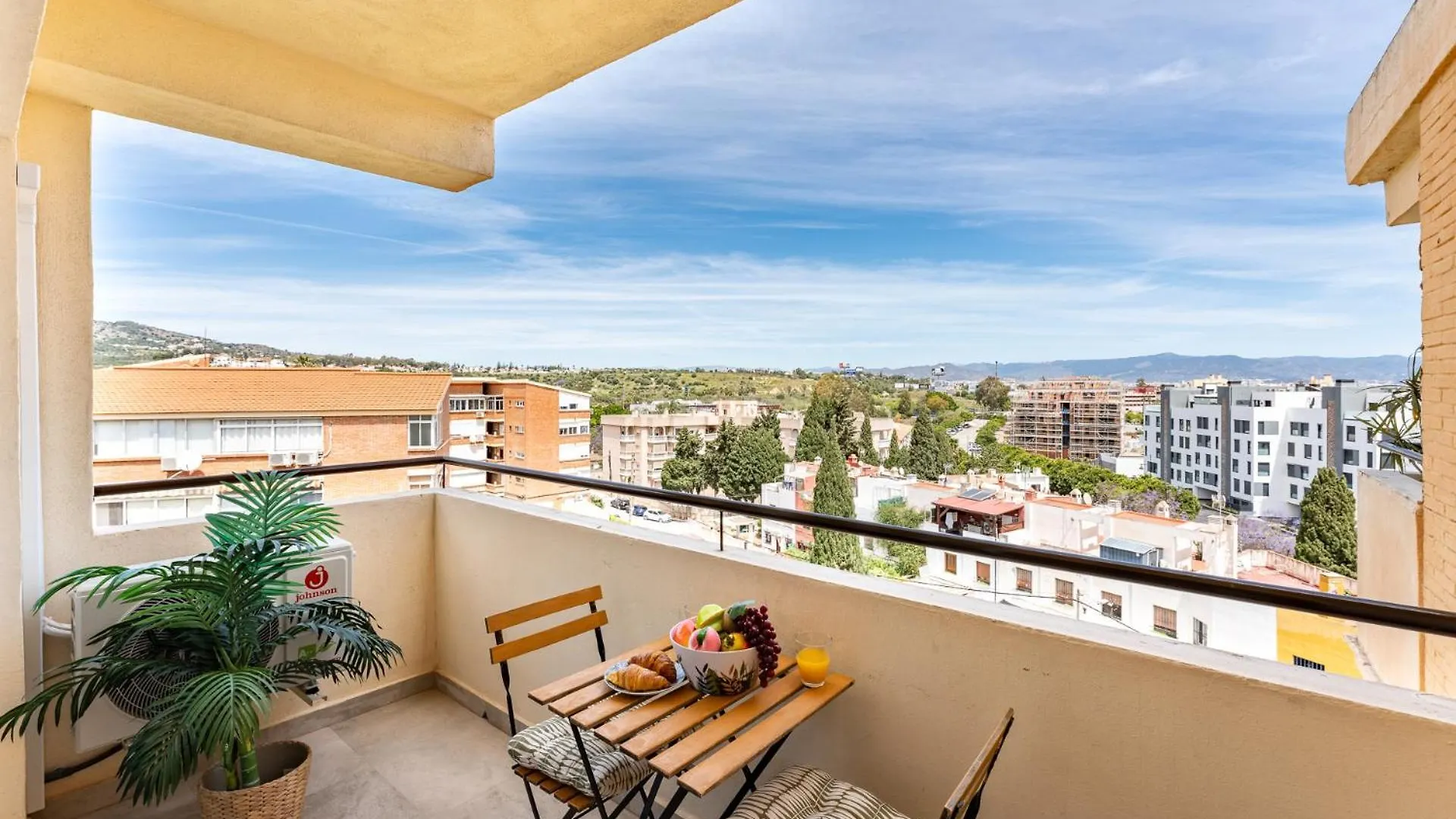 Apartment Sunrise Haven, Spacious, Bright, Pool, Terraces Torremolinos