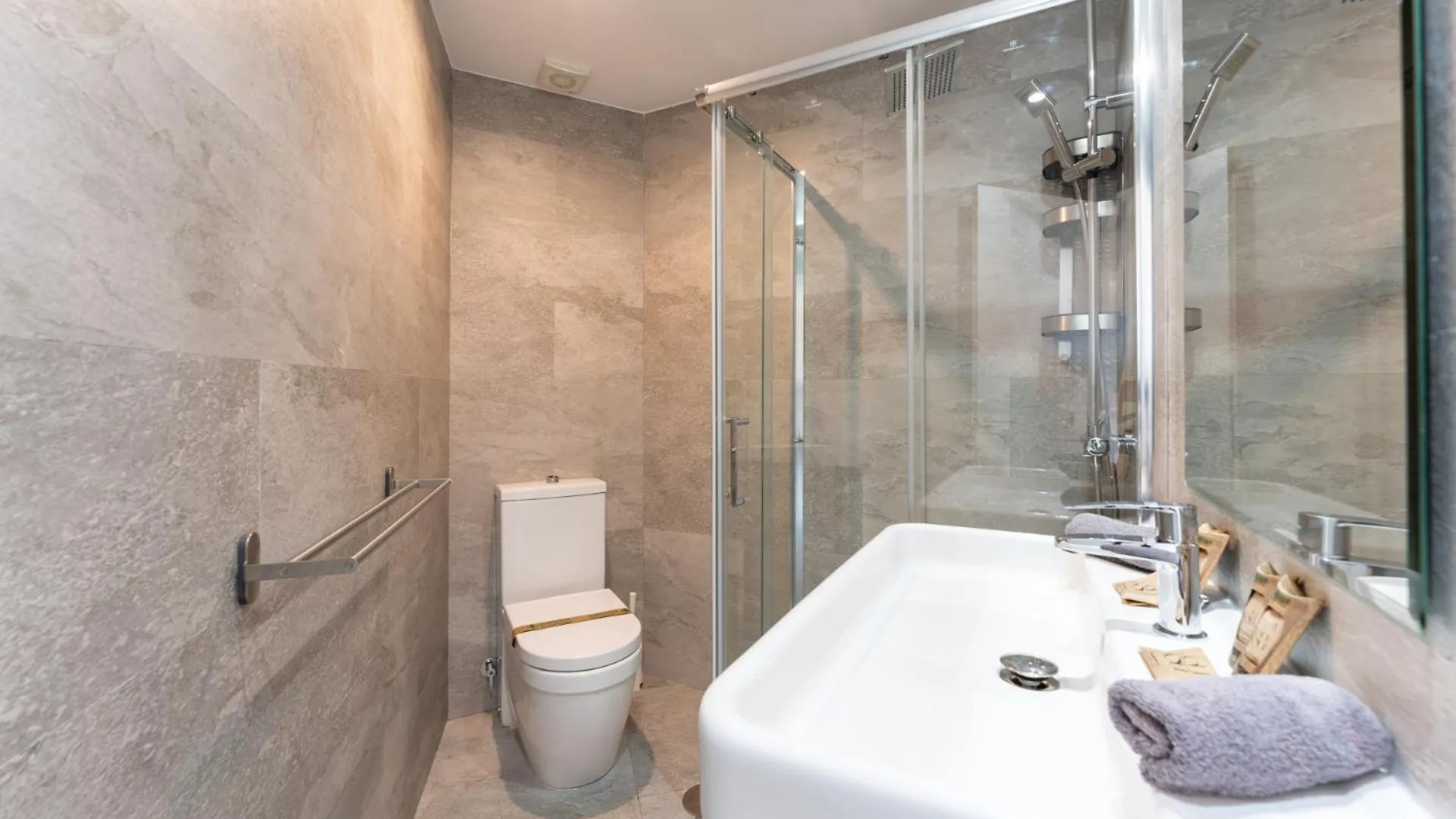 Apartment Sunrise Haven, Spacious, Bright, Pool, Terraces Torremolinos