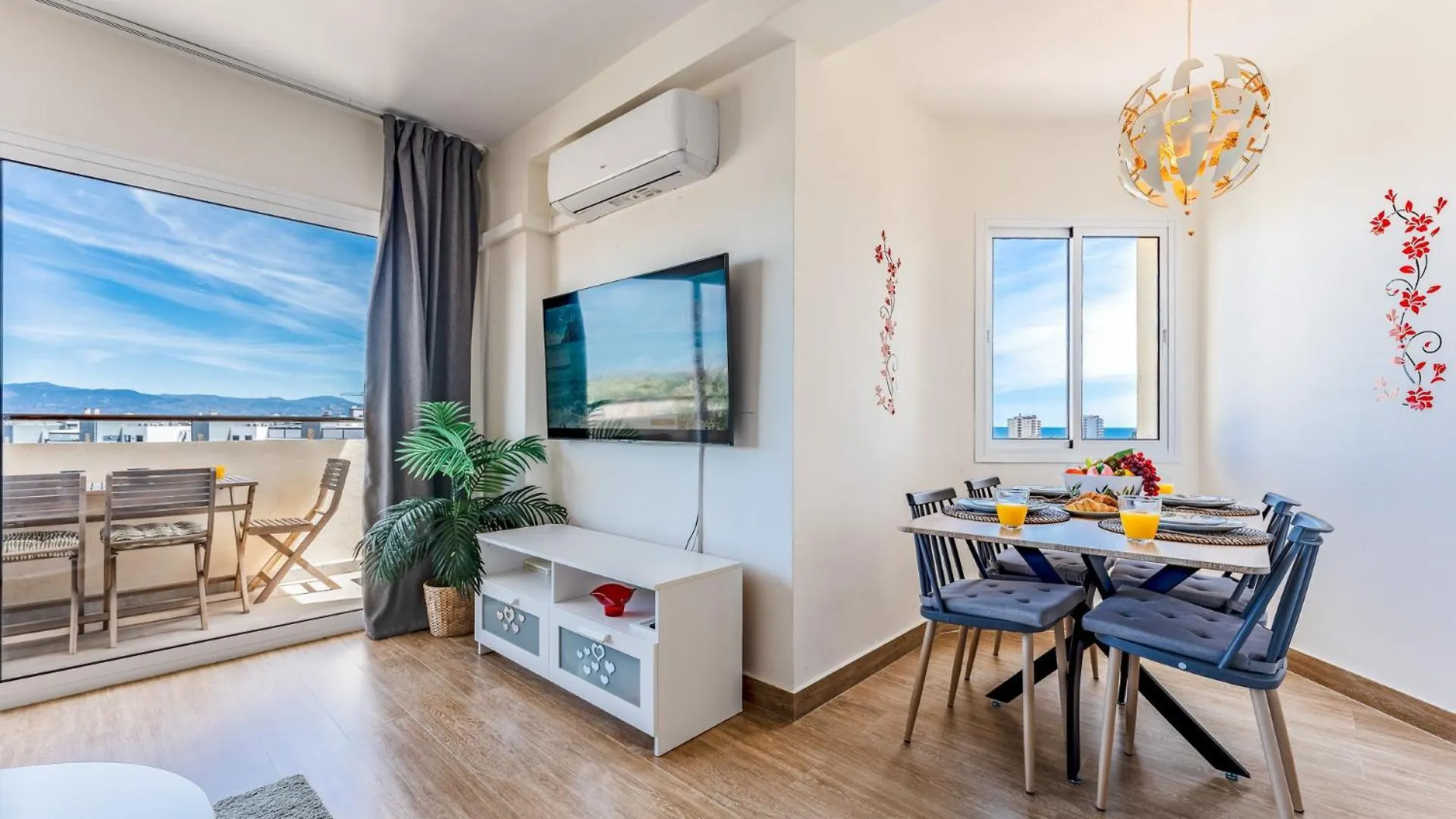 Sunrise Haven, Spacious, Bright, Pool, Terraces Torremolinos Apartment